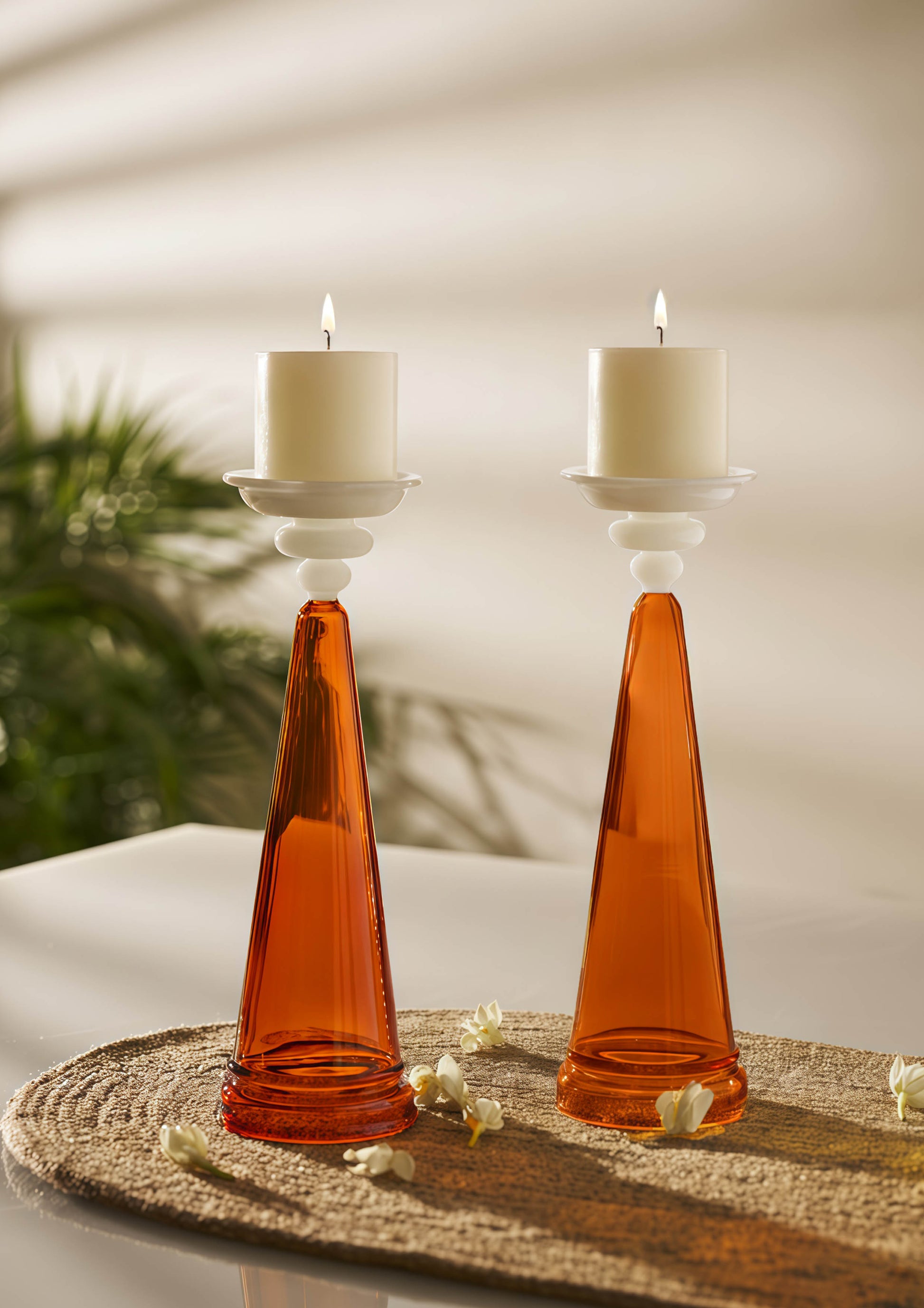 Temple-inspired candle holder with white pillar for festive ambiance – Glass-Forest