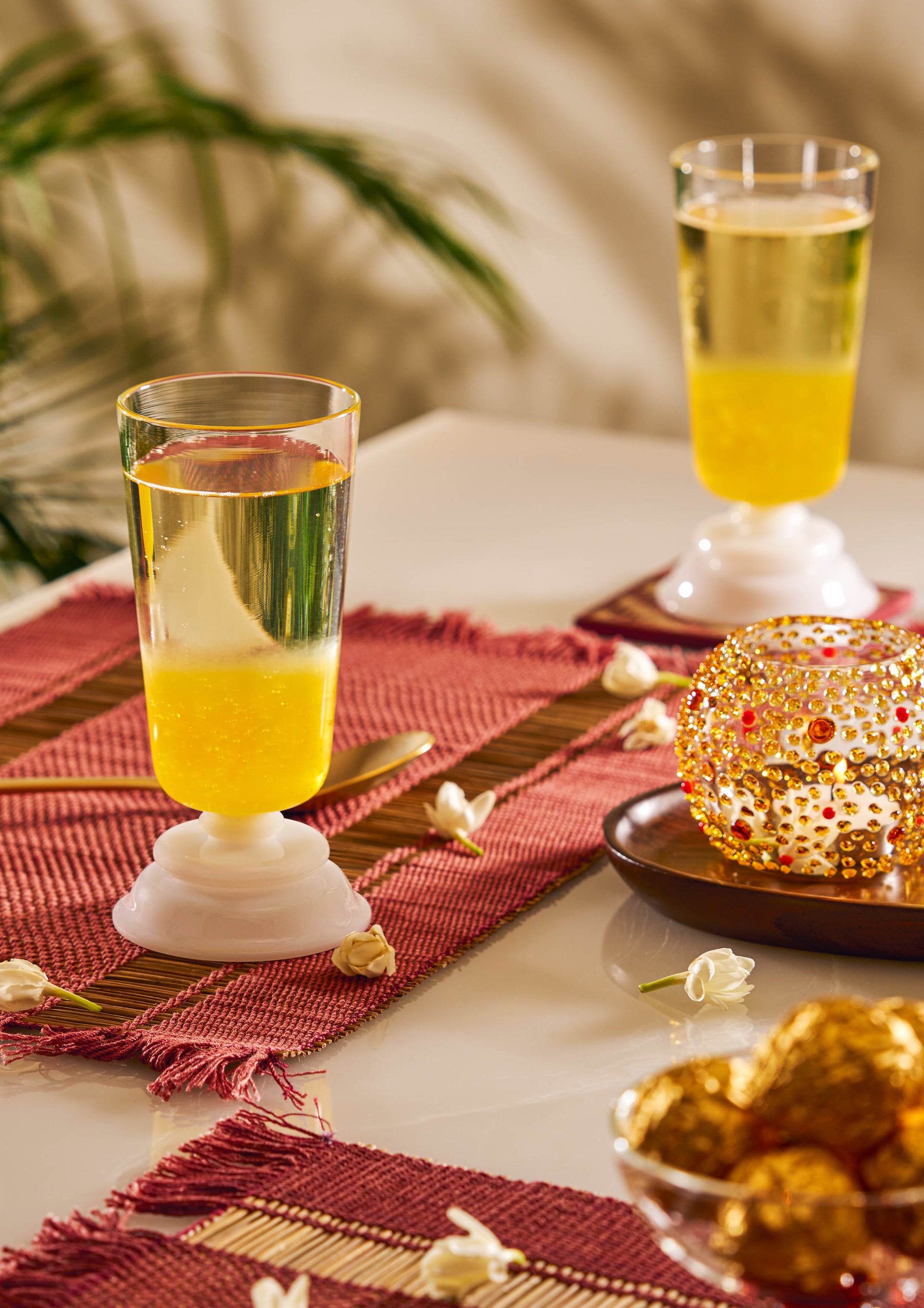 Clear glass tumbler with yellow drink on festive table – Glass-Forest

